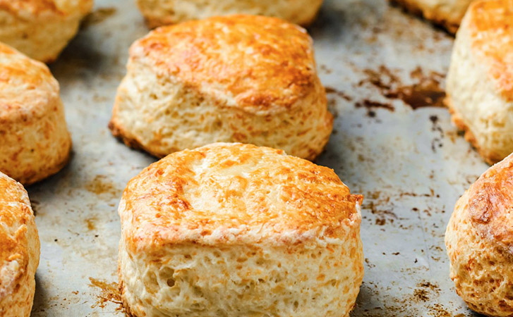 Не покупайте хлеб: замените пышными шотландскими сырными булочками, они готовятся всего 40 минут