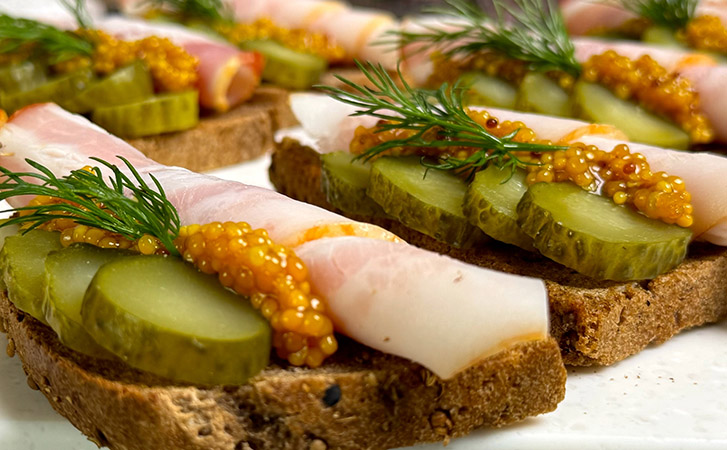 Бутерброды «Выручайка»: быстрая закуска из того, что уже есть в холодильнике