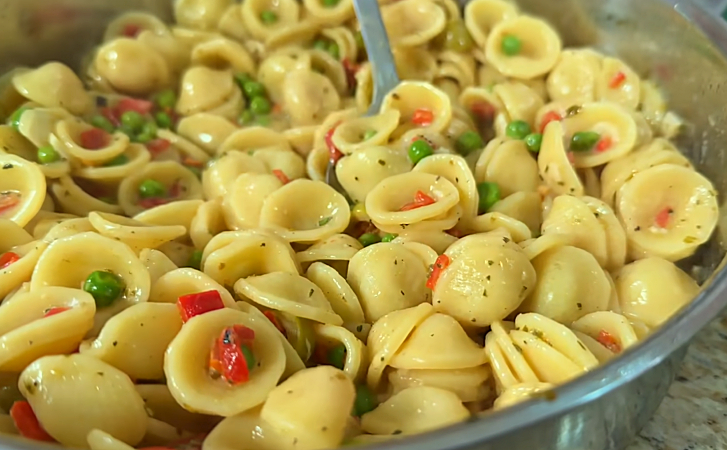 Кулинарный шедевр из макарон: просто добавьте сливочный соус и овощи