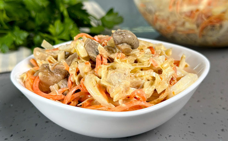 Салат-новинка на раннюю весну: курица, кальмары, шампиньоны. Необычно, но потрясающе