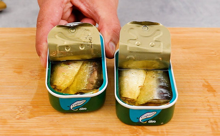 Открыли банку сардин и французский ужин готов: просто добавили лук и картошку