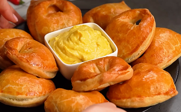 Лист слоеного теста, сыр и шампиньоны. Шикарная закуска уже через 20 минут на столе