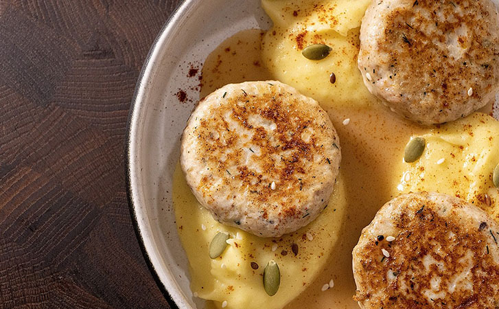 Сочные куриные котлеты «с дымком»: используем пассерованный лук как секретный ингредиент