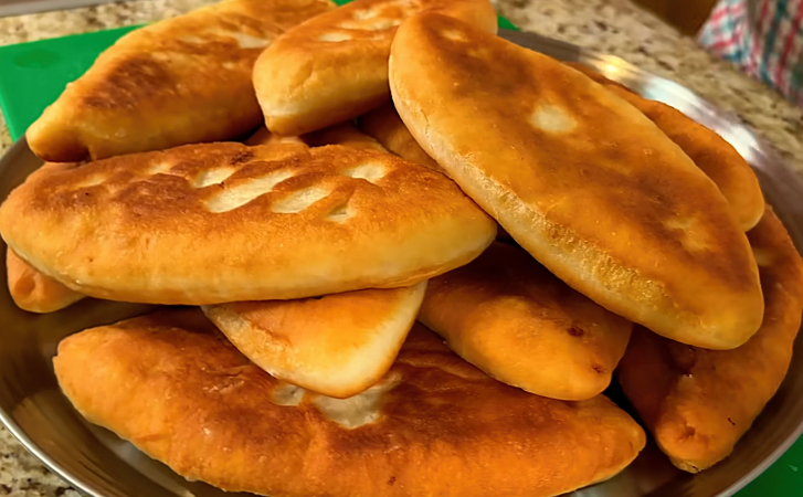 Пышные жареные пирожки с картошкой: секрет мягкого теста на картофельном отваре