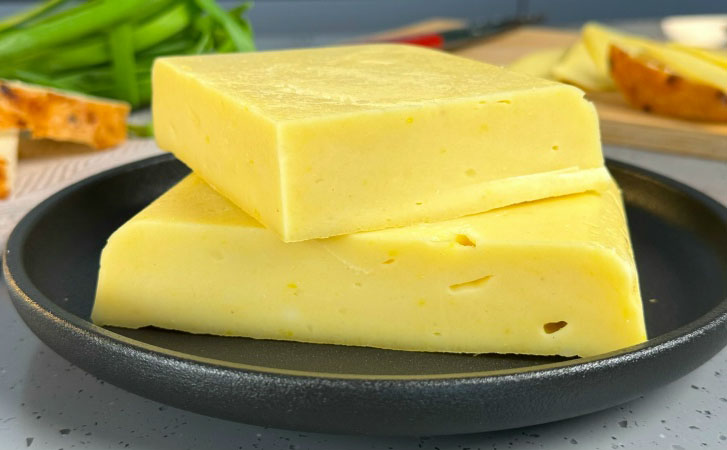 Твердый домашний сыр из обычного творога: натуральный, с идеальным срезом, за 30 минут