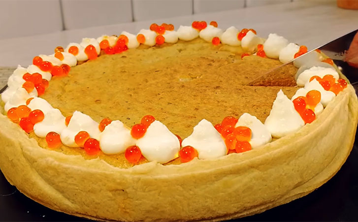 Смешали консервы с творожным сыром и ленивый рыбный пирог готов