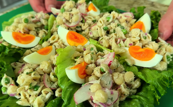 Сыпем макароны прямо в салат и добавляем консервы: за 20 минут праздничная закуска на столе