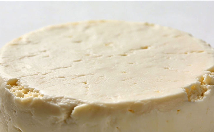 Домашний сыр по себестоимости ингредиентов: добавьте яйцо в кипящее молоко и немного подождите