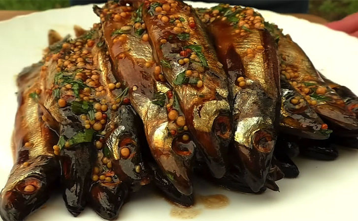Маринуем мойву в соевом соусе. При жарке вкус становится невероятным