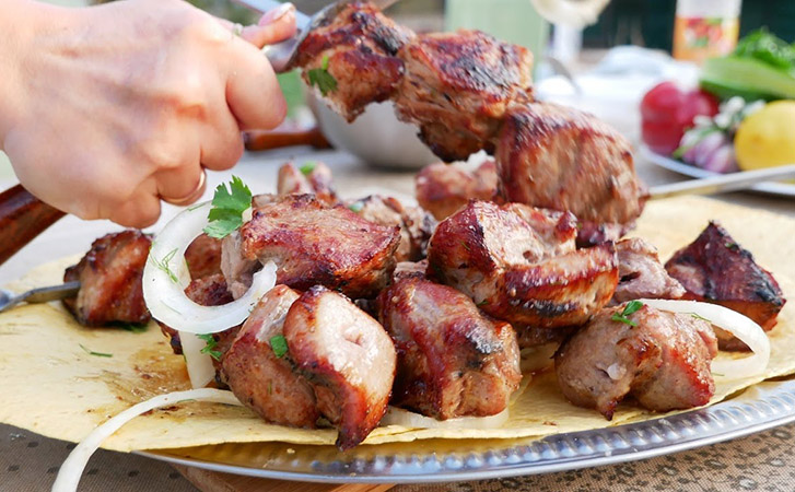 Какой шашлык вкуснее, из свежего или замороженного мяса: проверка рецептов