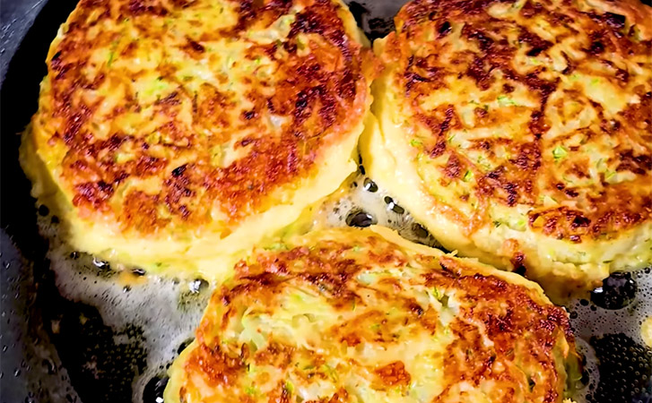 Вместо привычных драников: сочные кабачковые зразы с сыром и яйцом