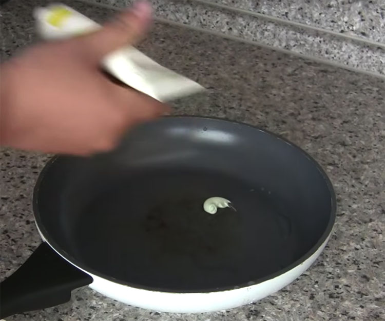 Рецепт как очистить сковороду. Как быстро почистить кастрюлю с черными флагами.. Как очистить грязь сковороде нагреет.
