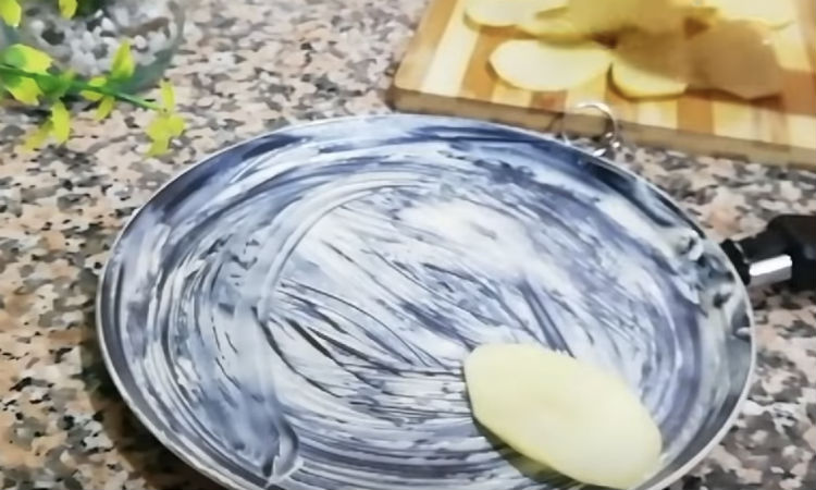 Заливаем нарезанную картошку яйцом: готовим на сковороде как пирог