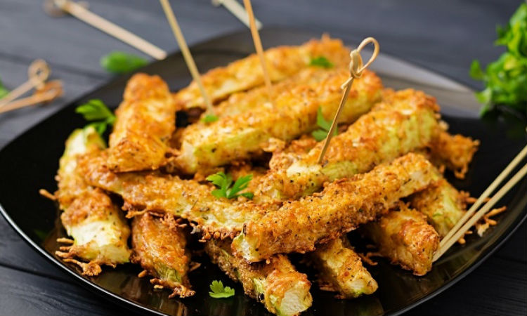Кабачковые пальчики без капли жира: закуска заменила чипсы