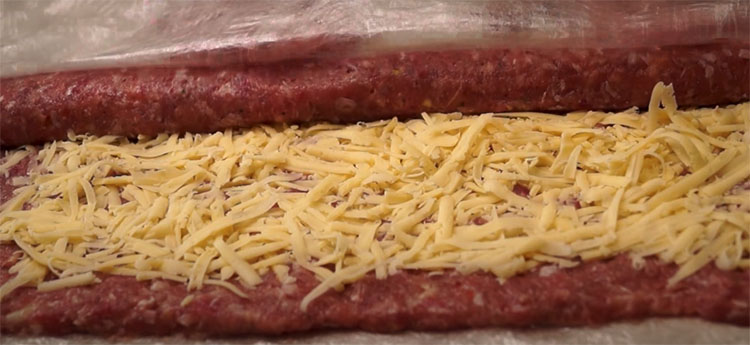 Перекус из фарша просят повторить: сворачиваем рулет с сыром