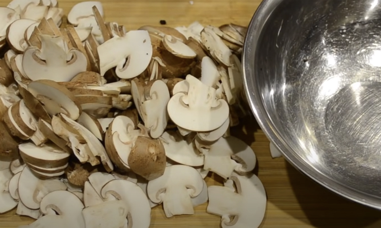 Чесночный гриб. Грибы литые. Грибы посинели после варки. Залить грибы сливками. Грибы залить водой