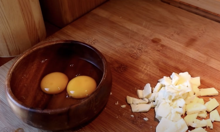 Яйцо картофель кушать сковородке. Печатка картофельная яйцо. ,Круг сыра,яйца,пироги,Шартан. Жареная картошка залитая яйцами и молоко в кружке фото. Картошку залило водой