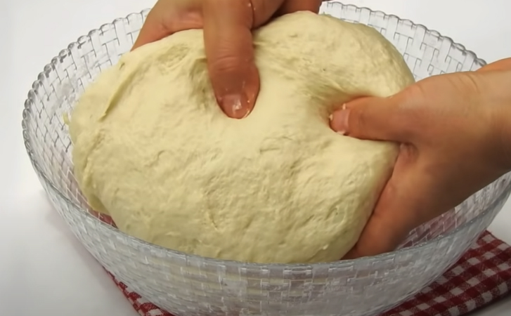Положить тесто в масло. Тесто в форме для запекания. Тесто в форме противеня. Тесто на листе. Как укладывать тесто в форму.