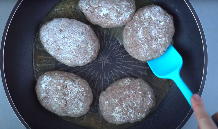 Взяли всего 500 грамм фарша и сделали сочные котлетки: на вкус чувствуется только мясо