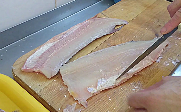 Чистим карпа и сазана для жарки: минутка и костей не остается