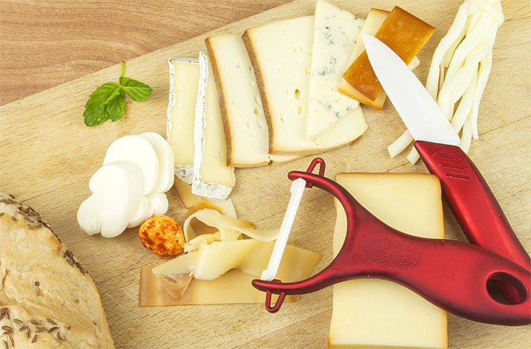 Знакомый повар показал, как красиво и ровно резать сыр. Использует нож .