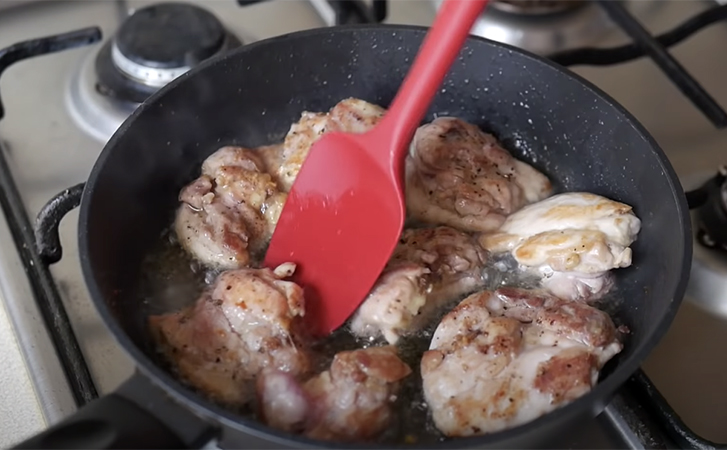 Простая курица, но покоряет сразу: готовим с луковой поджаркой и фасолью
