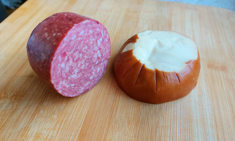 Моментальный салат из колбасы и сыра. Продукты как на бутерброды, но сочетание не надоедает неделями Моментальный салат из колбасы и сыра. Продукты как на бутерброды, но сочетание не надоедает неделями