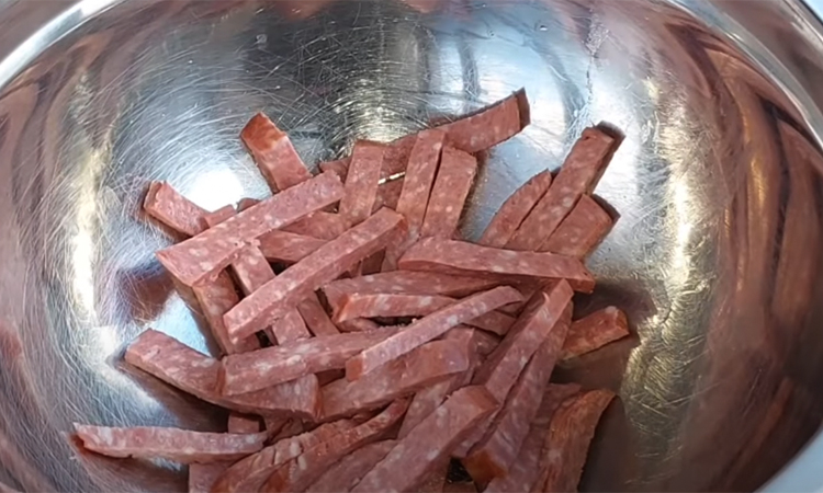 Моментальный салат из колбасы и сыра. Продукты как на бутерброды, но сочетание не надоедает неделями Моментальный салат из колбасы и сыра. Продукты как на бутерброды, но сочетание не надоедает неделями