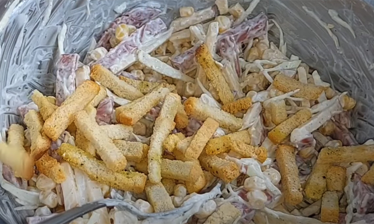 Моментальный салат из колбасы и сыра. Продукты как на бутерброды, но сочетание не надоедает неделями Моментальный салат из колбасы и сыра. Продукты как на бутерброды, но сочетание не надоедает неделями