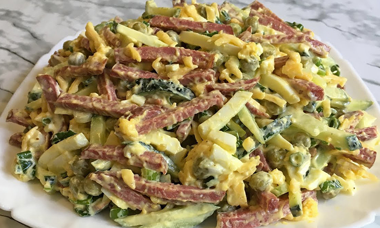 Моментальный салат из колбасы и сыра. Продукты как на бутерброды, но сочетание не надоедает неделями Моментальный салат из колбасы и сыра. Продукты как на бутерброды, но сочетание не надоедает неделями