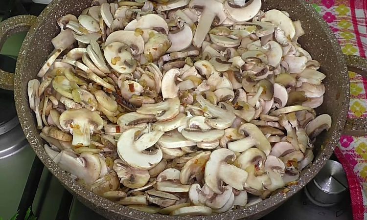 Делаем хинкали без теста, но из сплошного мяса. Заворачиваем начинку ...