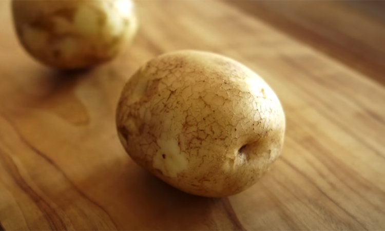 Идеальный хрустящий картофель по-деревенски с чесночным вкусом: внутри сочный, поджаристый снаружи Идеальный хрустящий картофель по-деревенски с чесночным вкусом: внутри сочный, поджаристый снаружи