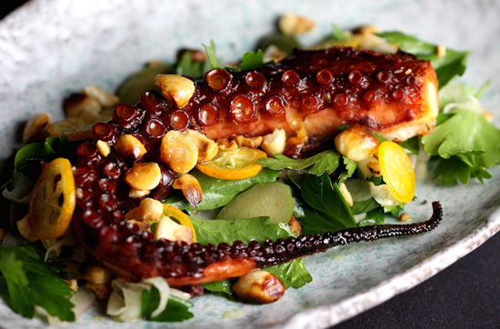 Осьминог на гриле в пряном маринаде