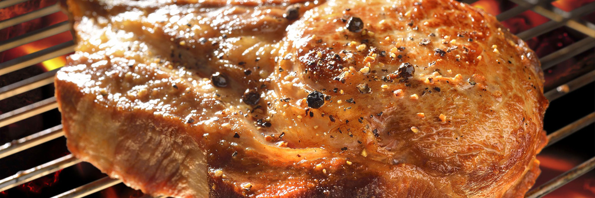 Все секреты свиной отбивной на кости, приготовленной с огнем