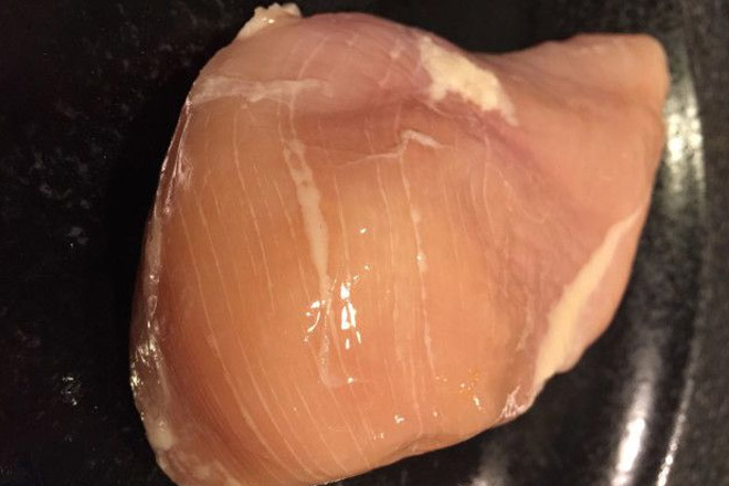 Что означают странные белые полосы на куриной грудке