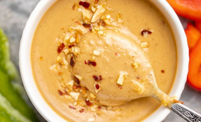 Homemade peanut sauce: mix in 3 minutes from honey, oil and ginger